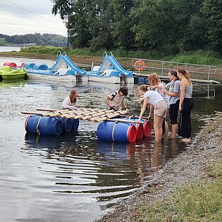 Floßbau und Stapellauf Schüler erproben ihre Flöße