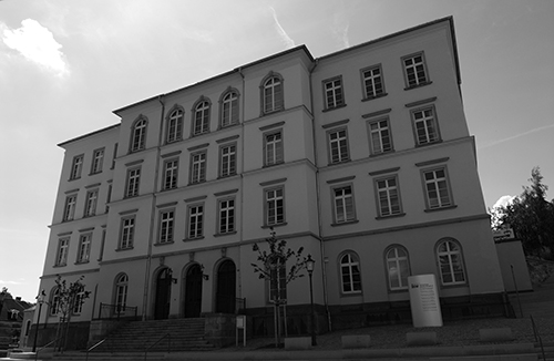 bsw_Schulgebäude_500_sw.jpg  